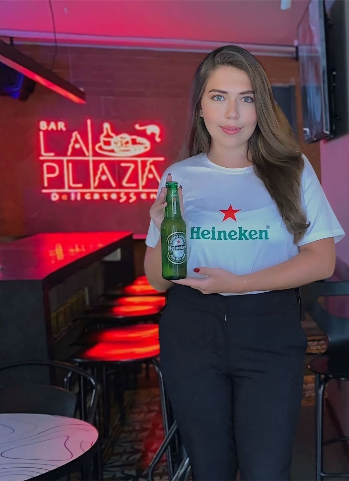 Night, Electronic signage, Logo, Neon, Midnight, Person, Pants, Top, Bottle — Campañas Pereira Manizales Armenia | Focus Modelos ABTL Agencia BTL Eje Cafetero