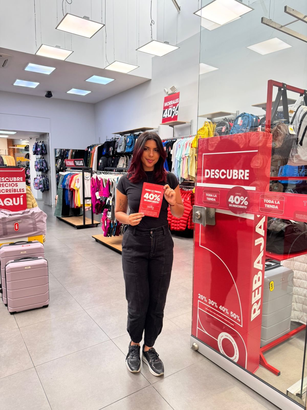 Retail, Bag, Logo, Advertising, Customer, Denim, Luggage & bags, Top, Pants, Person — Campañas Pereira Manizales Armenia | Focus Modelos ABTL Agencia BTL Eje Cafetero