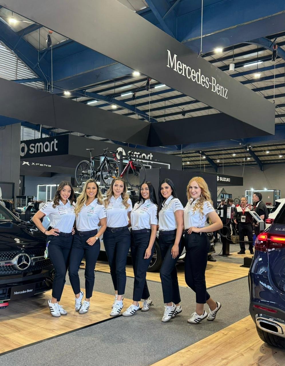 Mercedes-Benz, Auto show, Exhibition, Luxury vehicle, Car dealership, Retail, Person, Pants, Top — Campañas Pereira Manizales Armenia | Focus Modelos ABTL Agencia BTL Eje Cafetero