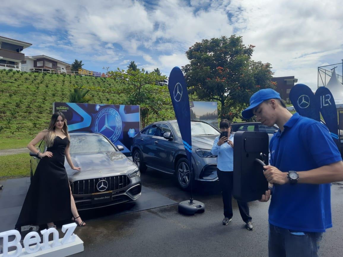 Automotive Exterior, Luxury vehicle, Mercedes-Benz, Car door, Personal luxury car, Mid-size car, Car, Dress, Top — Campañas Pereira Manizales Armenia | Focus Modelos ABTL Agencia BTL Eje Cafetero
