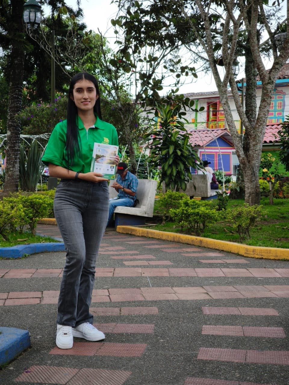 Green, Smile, Happiness, Public space, Denim, Leisure, Person, Top, Jeans — Campañas Pereira Manizales Armenia | Focus Modelos ABTL Agencia BTL Eje Cafetero
