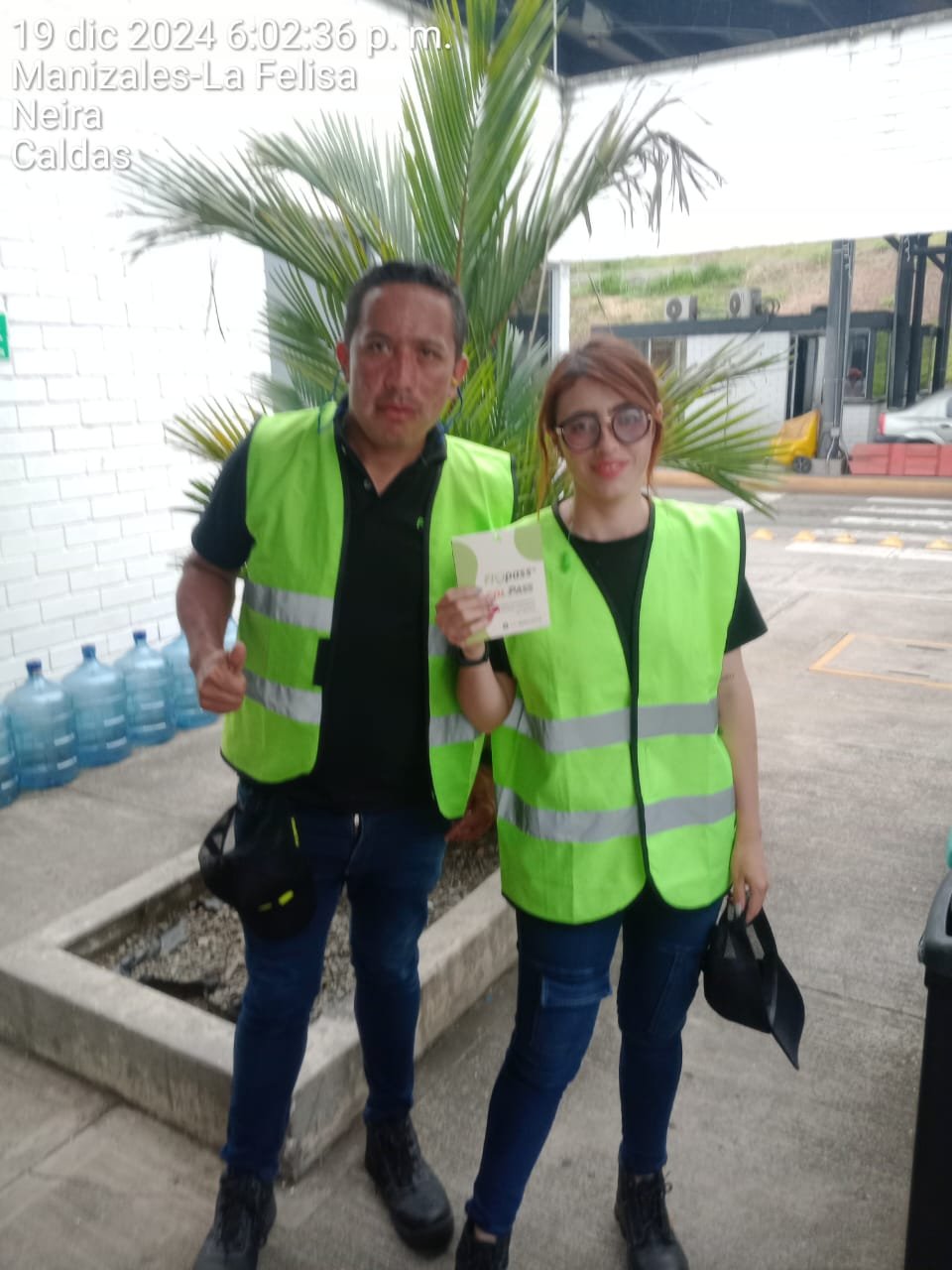Sleeve, High-visibility clothing, Workwear, Personal protective equipment, Trousers, Job, Person, Jeans, Shoe — Campañas Pereira Manizales Armenia | Focus Modelos ABTL Agencia BTL Eje Cafetero