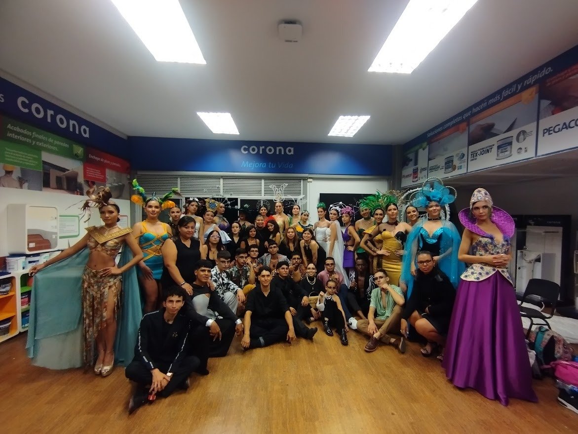 Dress, Fun, Leisure, Logo, Fashion design, Fictional character, Person — Pasarelas y castings Pereira Manizales Armenia | Focus Modelos ABTL Agencia BTL Eje Cafetero