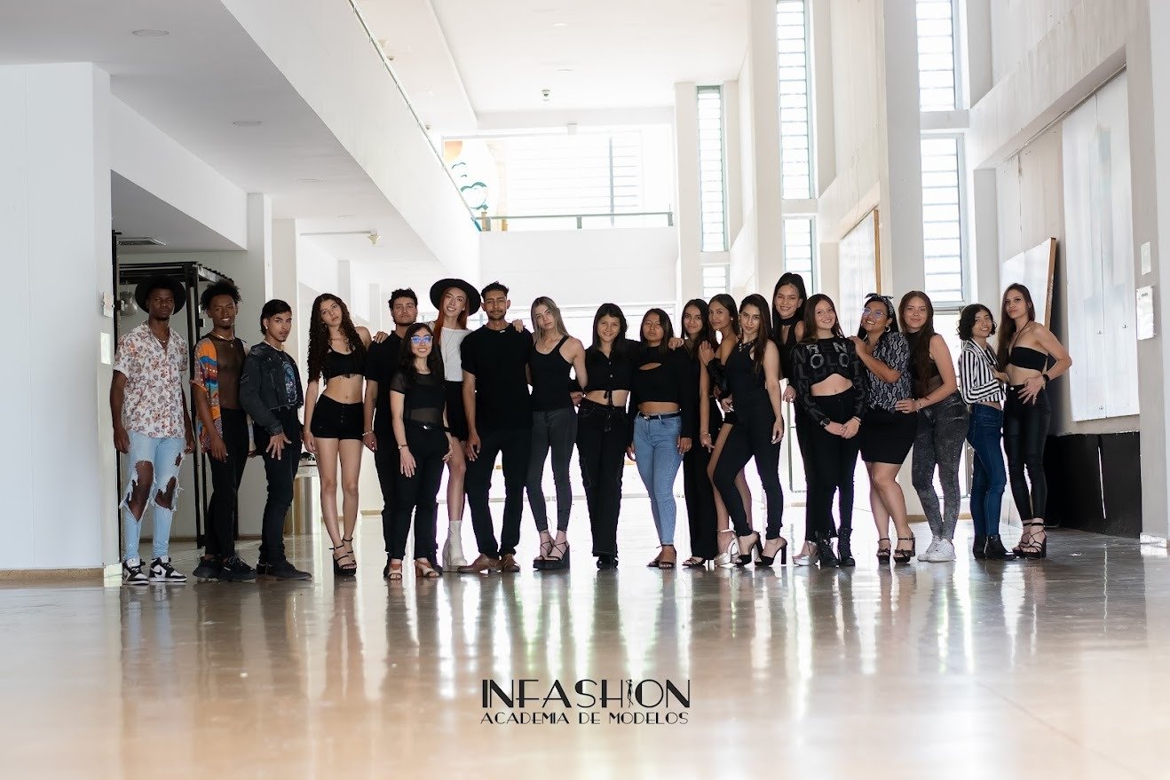 Fashion, Youth, Standing, Event, Smile, Waist, Person, Top — Pasarelas y castings Pereira Manizales Armenia | Focus Modelos ABTL Agencia BTL Eje Cafetero