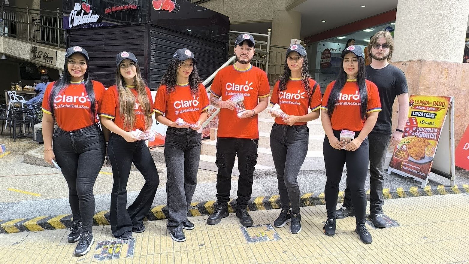 Smile, Hat, Fun, Cap, Logo, Baseball cap, Person — Campañas Pereira Manizales Armenia | Focus Modelos ABTL Agencia BTL Eje Cafetero