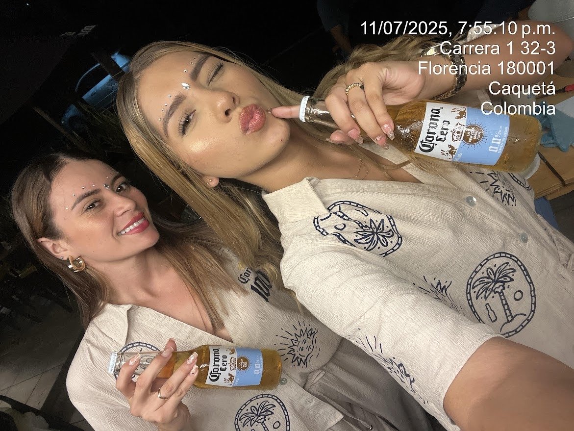 Hand, Smile, Facial expression, Long hair, Brown hair, Nail, Top, Person, Clothing — Campañas Pereira Manizales Armenia | Focus Modelos ABTL Agencia BTL Eje Cafetero
