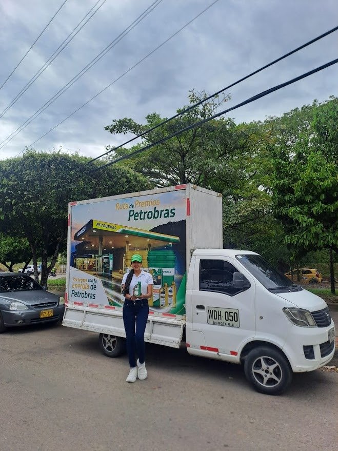 Motor vehicle, Transport, Light commercial vehicle, Commercial vehicle, Automotive Tire, Advertising, Wheel, Tire, Car, Pants — Campañas Pereira Manizales Armenia | Focus Modelos ABTL Agencia BTL Eje Cafetero