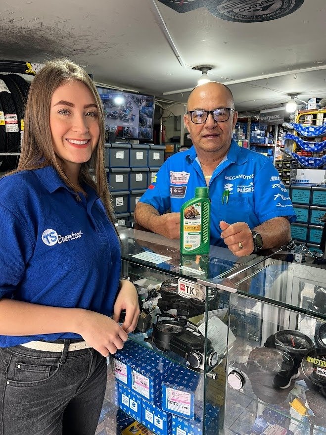 Smile, Retail, Logo, Customer, Shelf, Person, Jeans, Glasses — Campañas Pereira Manizales Armenia | Focus Modelos ABTL Agencia BTL Eje Cafetero