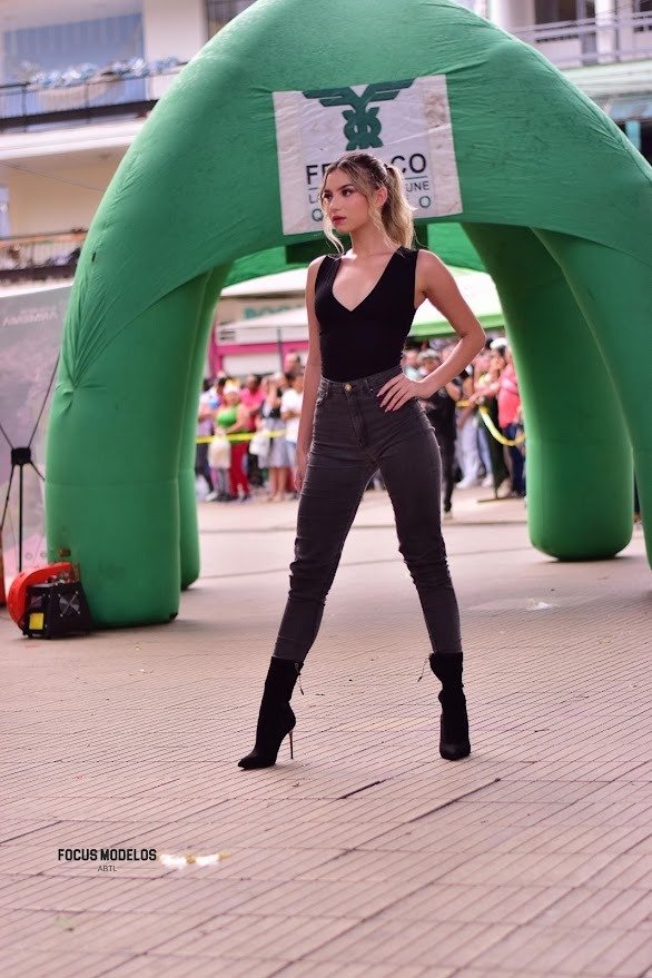 Fashion, Thigh, Waist, Tights, Knee, Abdomen, Person, Top, Boot, Clothing — Pasarelas y castings Pereira Manizales Armenia | Focus Modelos ABTL Agencia BTL Eje Cafetero