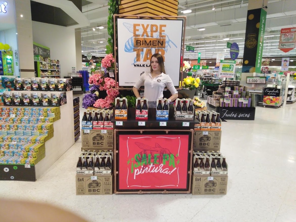 Shelf, Retail, Convenience store, Shelving, Supermarket, Bottle, Top, Person — Campañas Pereira Manizales Armenia | Focus Modelos ABTL Agencia BTL Eje Cafetero