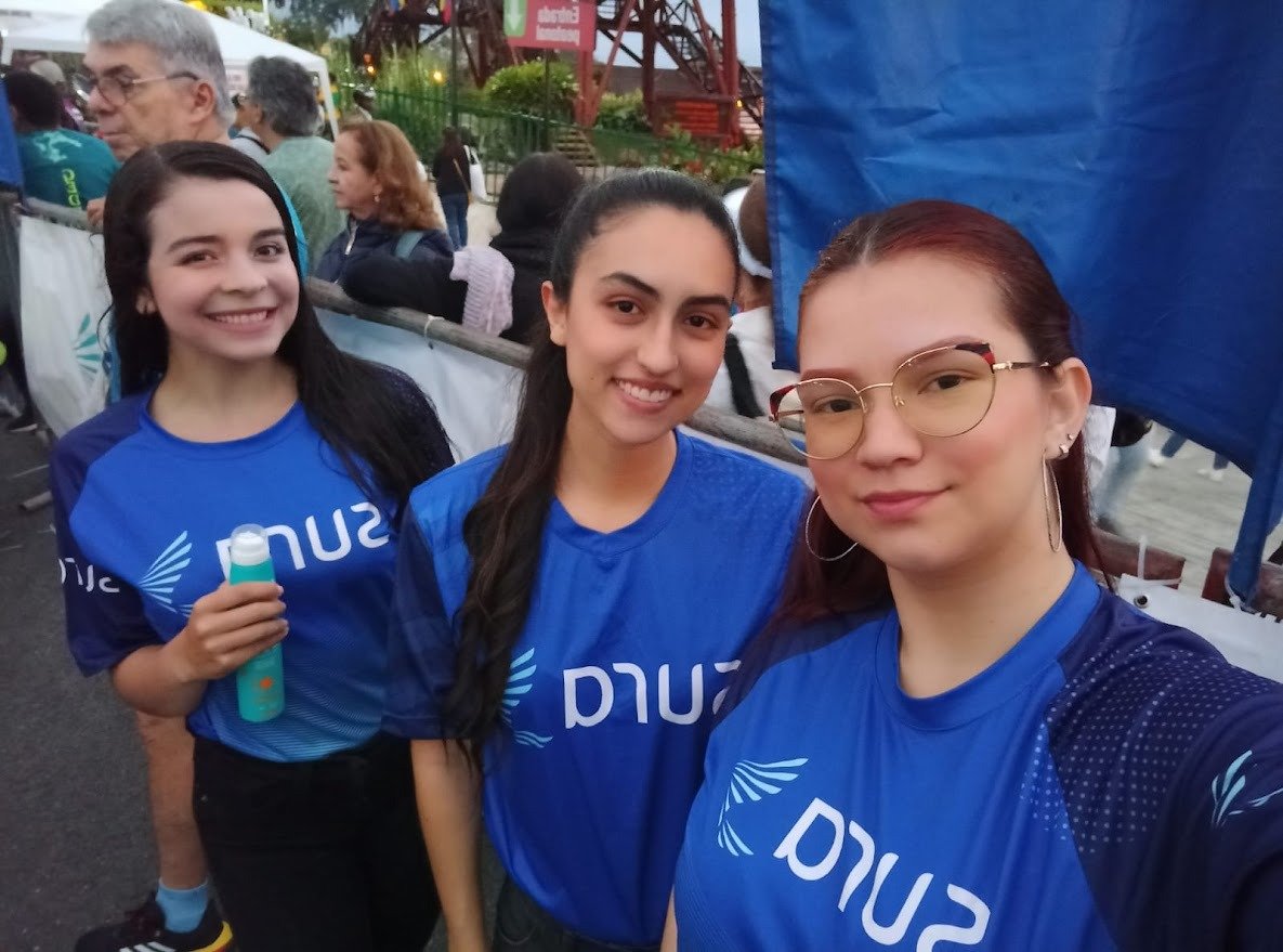 Smile, Happiness, Facial expression, Leisure, Active Shirt, Vacation, Glasses, Person, Sunglasses, Top — Campañas Pereira Manizales Armenia | Focus Modelos ABTL Agencia BTL Eje Cafetero
