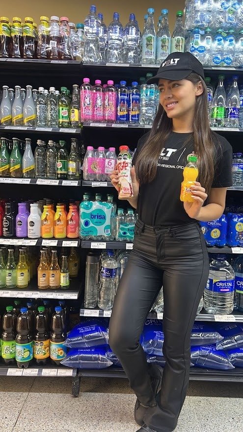 Smile, Waist, Soft drink, Shelf, Drinking, Bottle, Pants, Person, Hat, Top — Campañas Pereira Manizales Armenia | Focus Modelos ABTL Agencia BTL Eje Cafetero