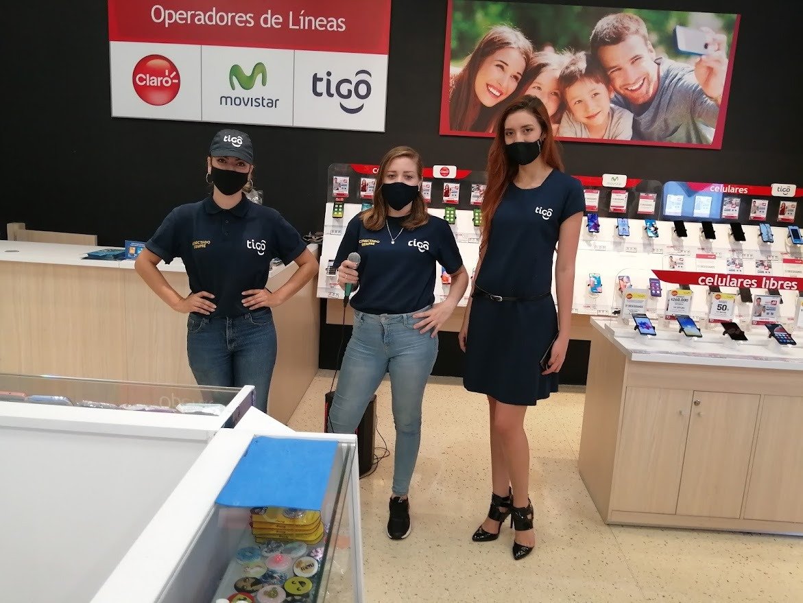 Smile, Luggage & bags, Customer, Logo, Gadget, Bag, Dress, Top, Person — Campañas Pereira Manizales Armenia | Focus Modelos ABTL Agencia BTL Eje Cafetero