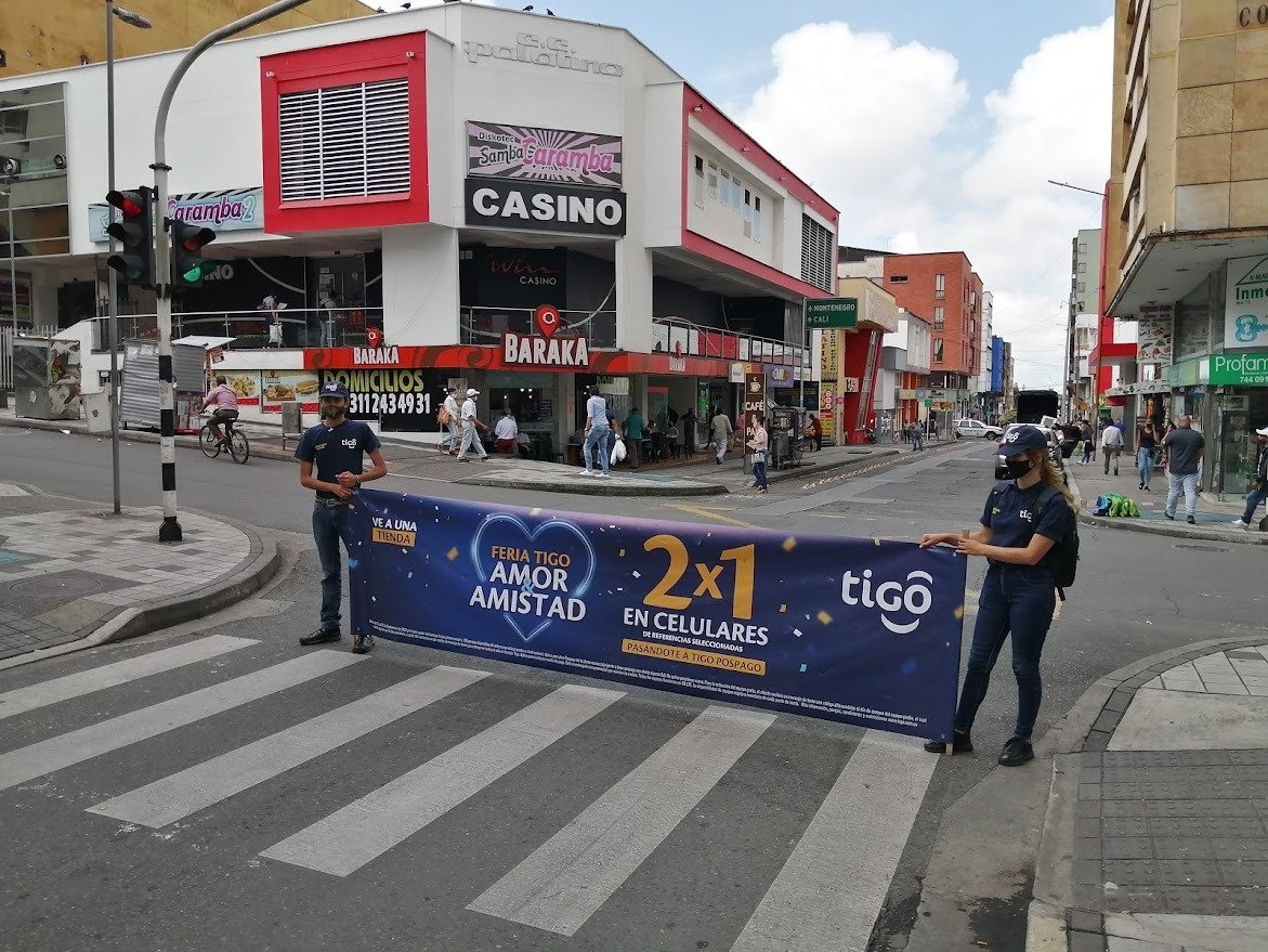 Advertising, Pedestrian, Logo, Electronic signage, Banner, Person, Clothing, Top — Campañas Pereira Manizales Armenia | Focus Modelos ABTL Agencia BTL Eje Cafetero