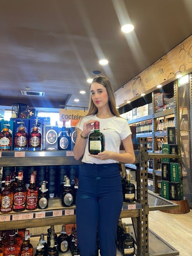 Smile, Head, Bottle, Alcoholic drink, Eye, Facial expression, Top, Pants, Person — Campañas Pereira Manizales Armenia | Focus Modelos ABTL Agencia BTL Eje Cafetero
