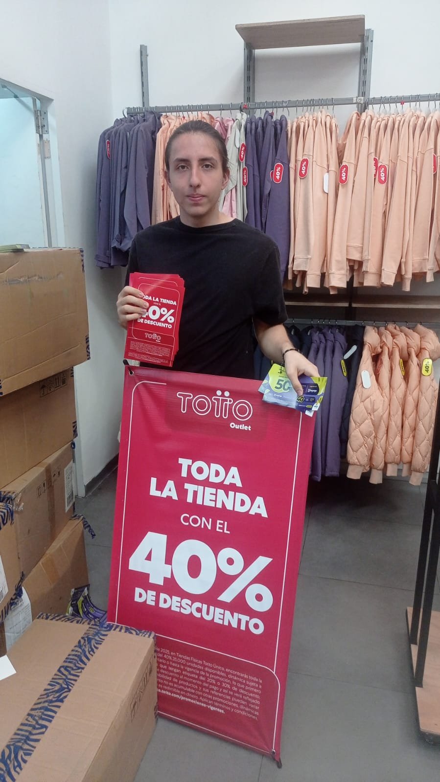 Sportswear, Retail, Denim, Active Shirt, Clothes hanger, Boutique, Top, Person — Campañas Pereira Manizales Armenia | Focus Modelos ABTL Agencia BTL Eje Cafetero