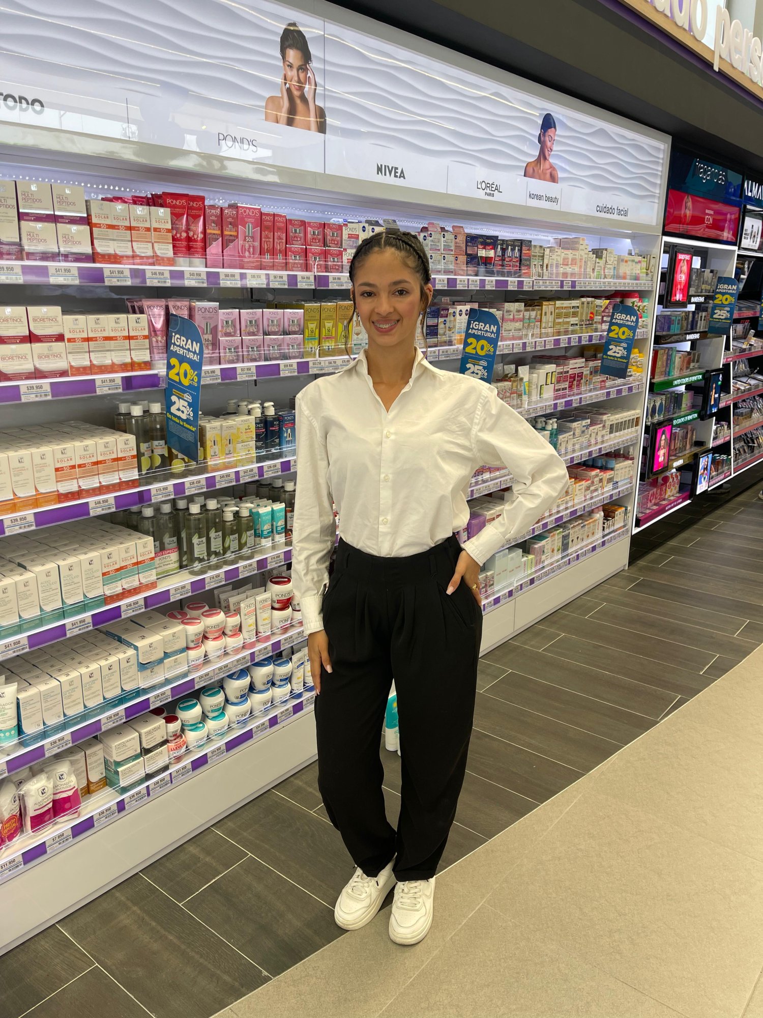 Smile, Facial expression, Retail, Convenience store, Happiness, Supermarket, Pants, Person, Top, Shirt — Campañas Pereira Manizales Armenia | Focus Modelos ABTL Agencia BTL Eje Cafetero