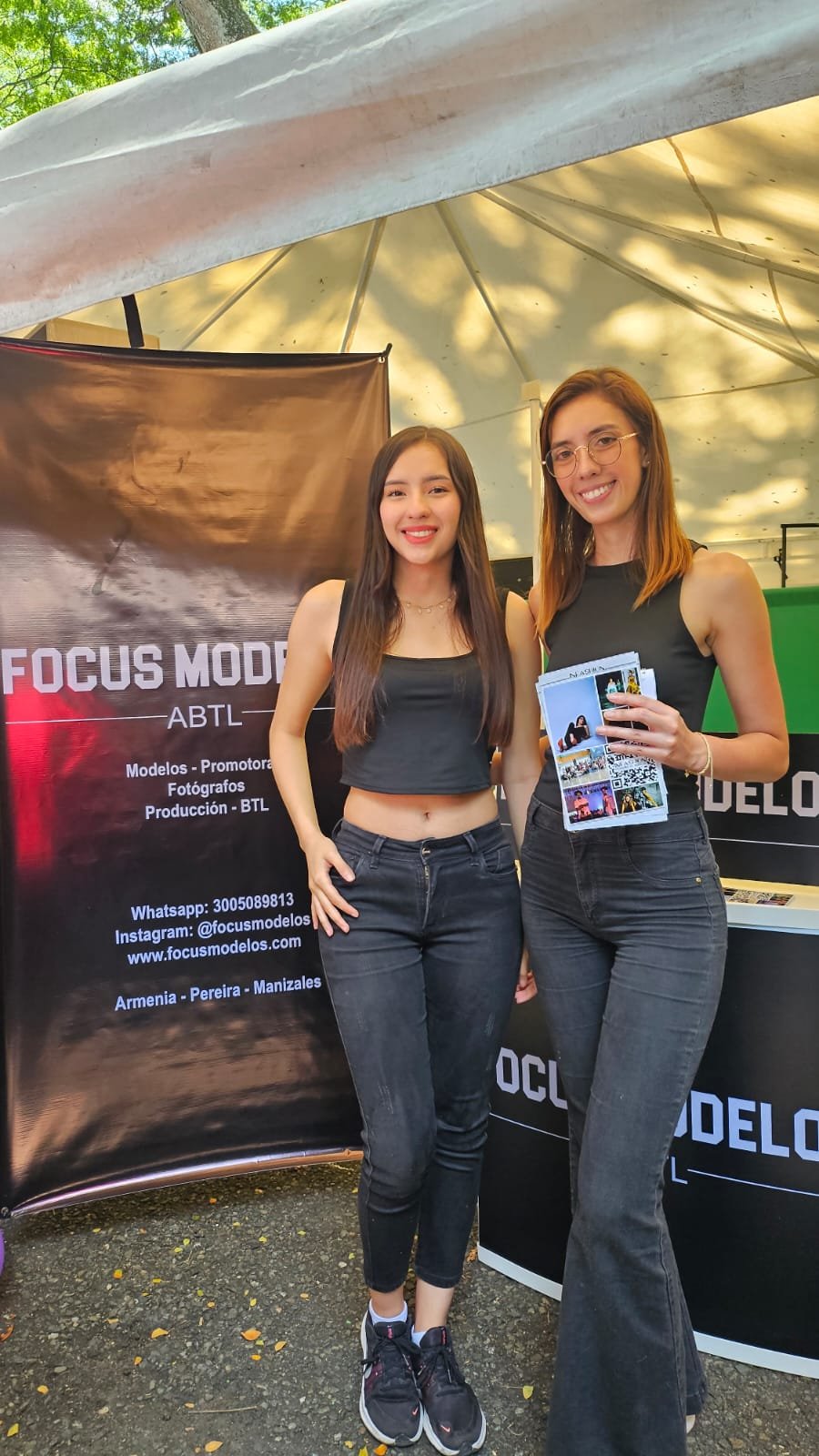 Smile, Waist, Logo, Denim, Advertising, Abdomen, Top, Person, Jeans — Campañas Pereira Manizales Armenia | Focus Modelos ABTL Agencia BTL Eje Cafetero