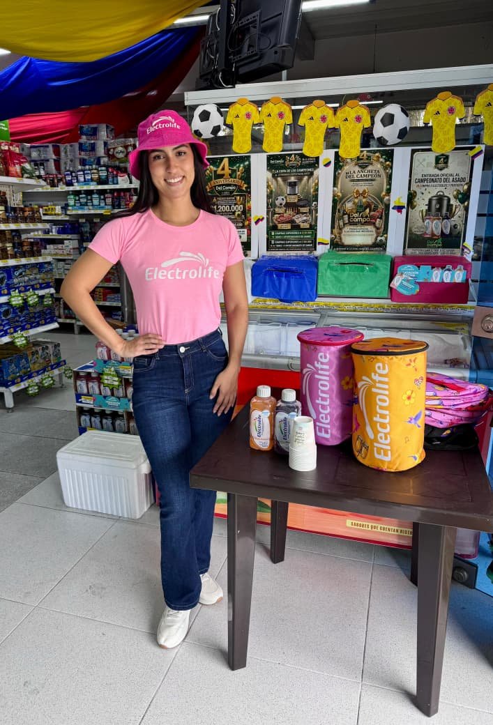 Smile, Waist, Retail, Shelf, Logo, Happiness, Hat, Top, Person — Campañas Pereira Manizales Armenia | Focus Modelos ABTL Agencia BTL Eje Cafetero