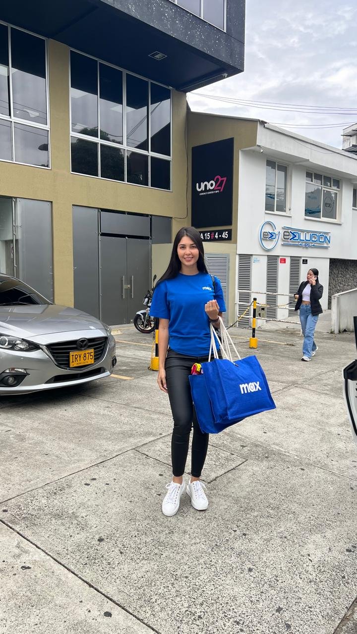 Smile, Bag, Luggage & bags, Waist, Pants, Top, Person, Car — Campañas Pereira Manizales Armenia | Focus Modelos ABTL Agencia BTL Eje Cafetero