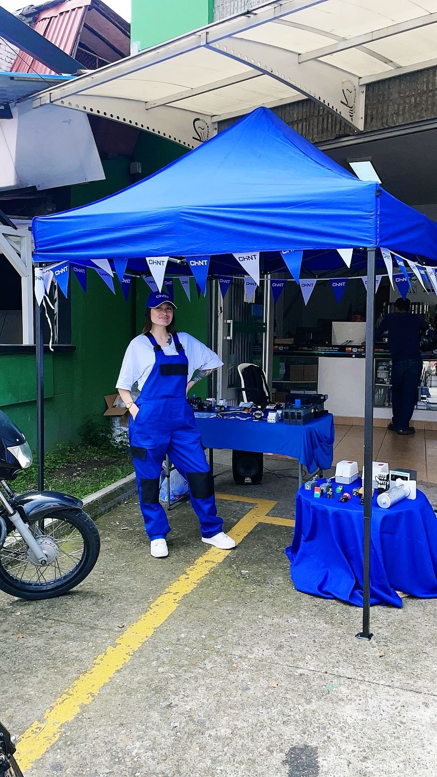 Canopy, Tarpaulin, Shade, Awning, Tent, Overall, Person, Tire — Campañas Pereira Manizales Armenia | Focus Modelos ABTL Agencia BTL Eje Cafetero