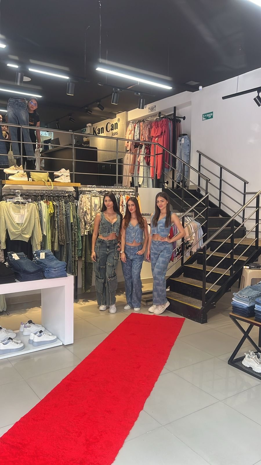 Retail, Boutique, Denim, Clothes hanger, Shopping mall, Outlet store, Person — Campañas Pereira Manizales Armenia | Focus Modelos ABTL Agencia BTL Eje Cafetero