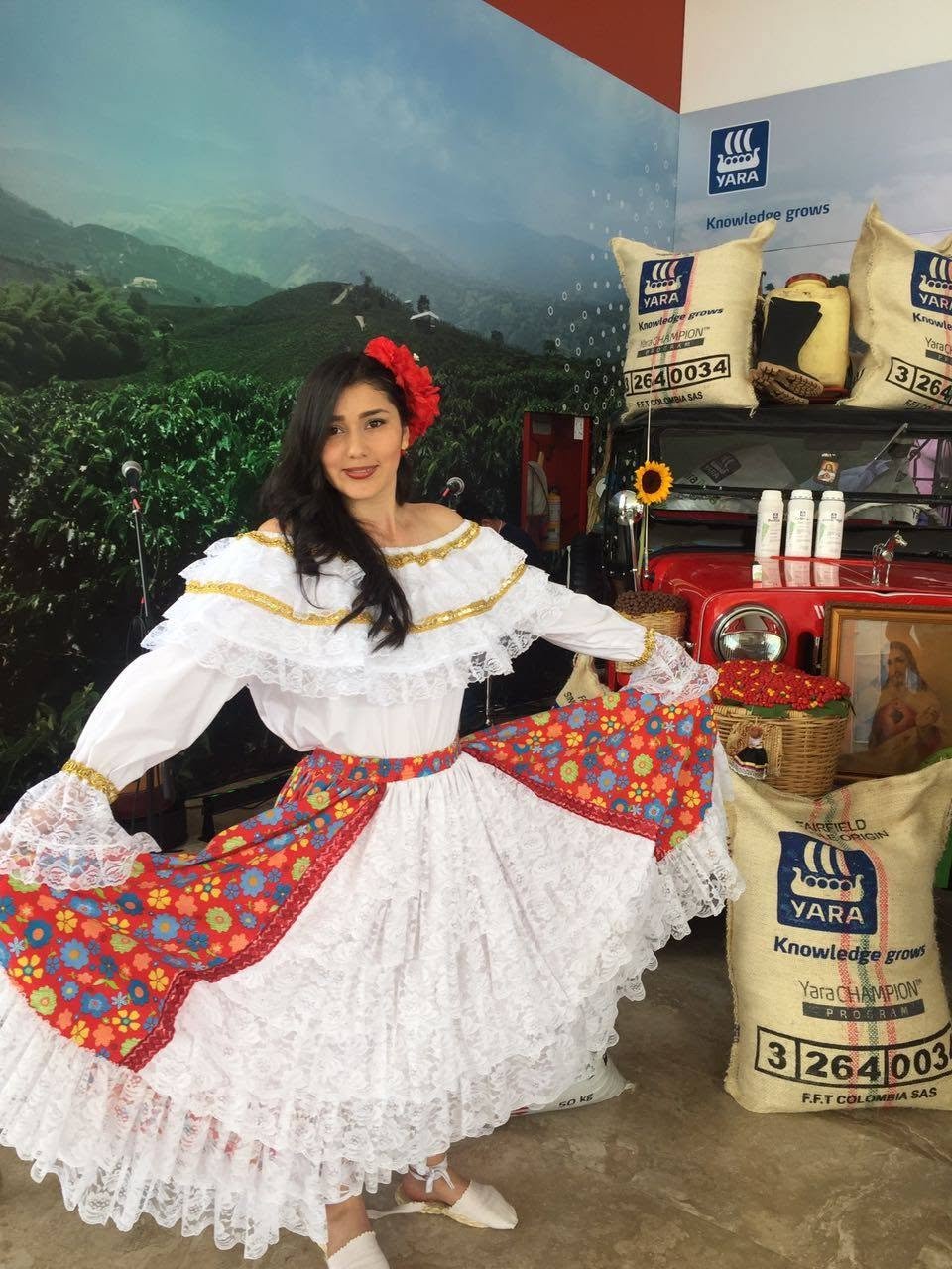 Entertainment, Performing Arts, Smile, Headgear, Hat, Event, Person, Skirt, Shoe — Campañas Pereira Manizales Armenia | Focus Modelos ABTL Agencia BTL Eje Cafetero