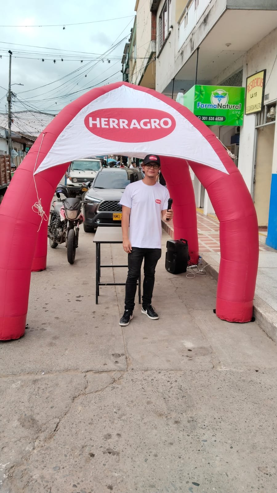 Logo, Inflatable, Advertising, Banner, Person, Car, Top, Pants — Campañas Pereira Manizales Armenia | Focus Modelos ABTL Agencia BTL Eje Cafetero