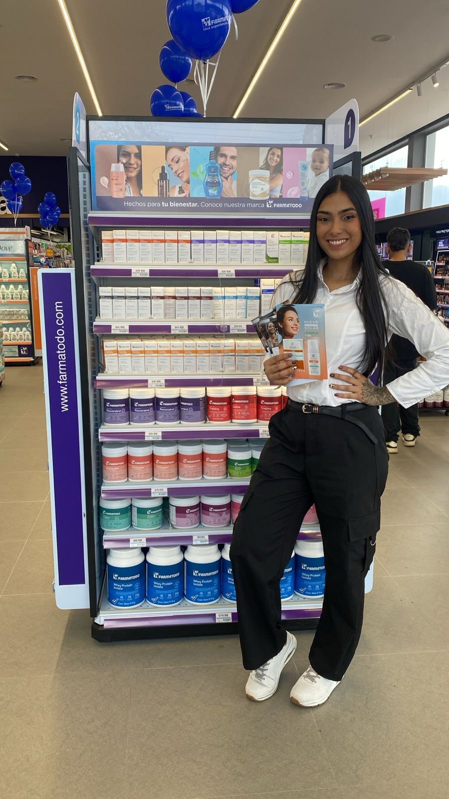 Shelf, Retail, Smile, Shelving, Convenience store, Personal care, Pants, Person, Shoe — Campañas Pereira Manizales Armenia | Focus Modelos ABTL Agencia BTL Eje Cafetero
