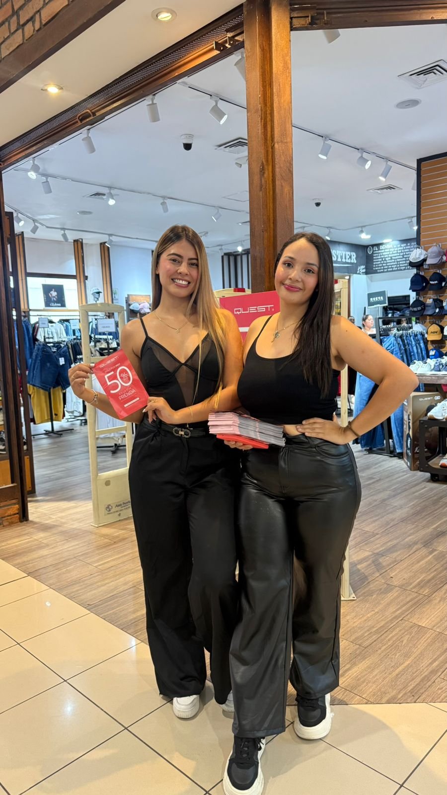 Smile, Retail, Bag, Luggage & bags, Customer, Shopping mall, Top, Pants, Person — Campañas Pereira Manizales Armenia | Focus Modelos ABTL Agencia BTL Eje Cafetero