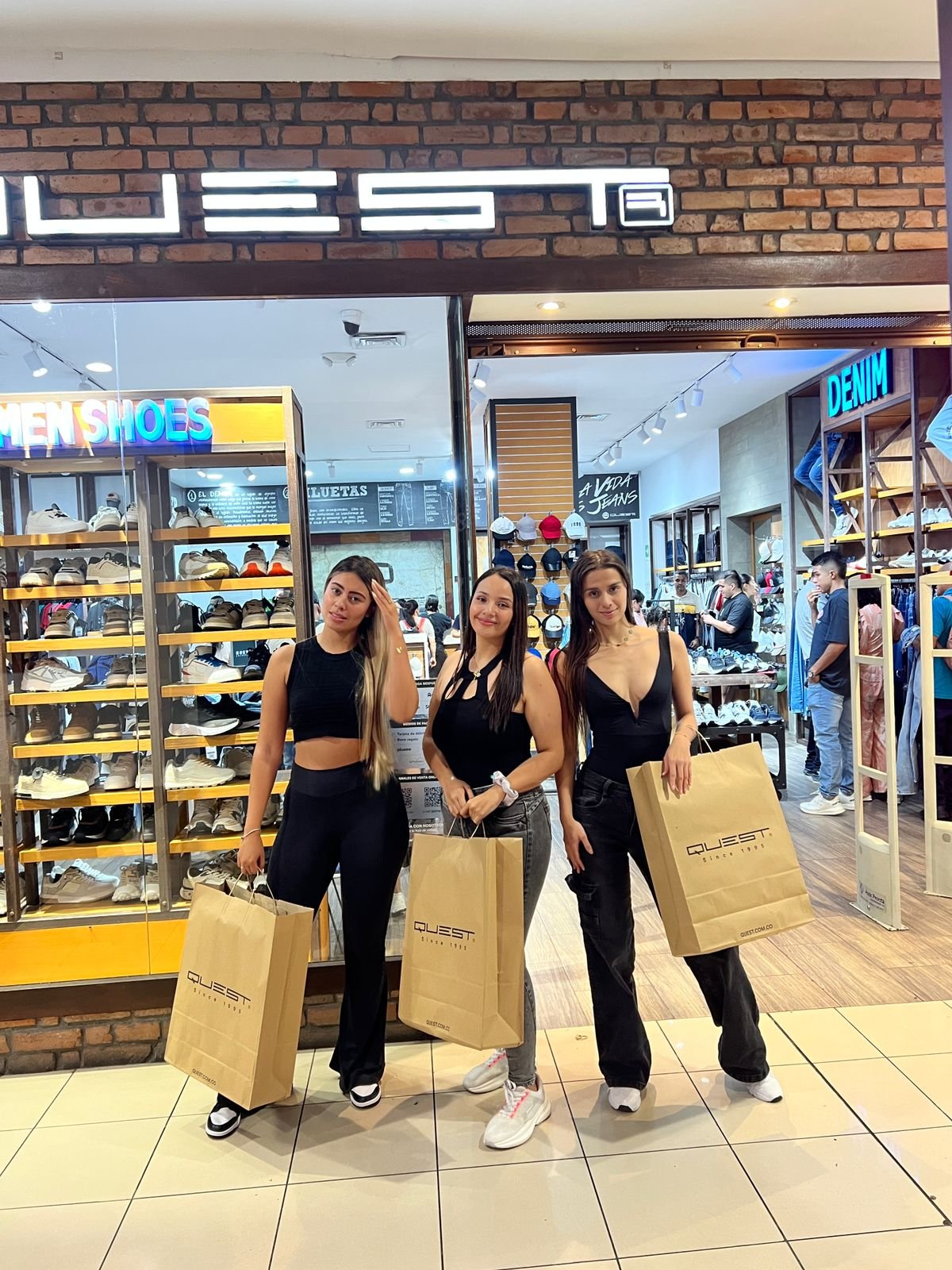 Retail, Bag, Luggage & bags, Shopping mall, Undergarment, Customer, Top, Person, Pants — Campañas Pereira Manizales Armenia | Focus Modelos ABTL Agencia BTL Eje Cafetero