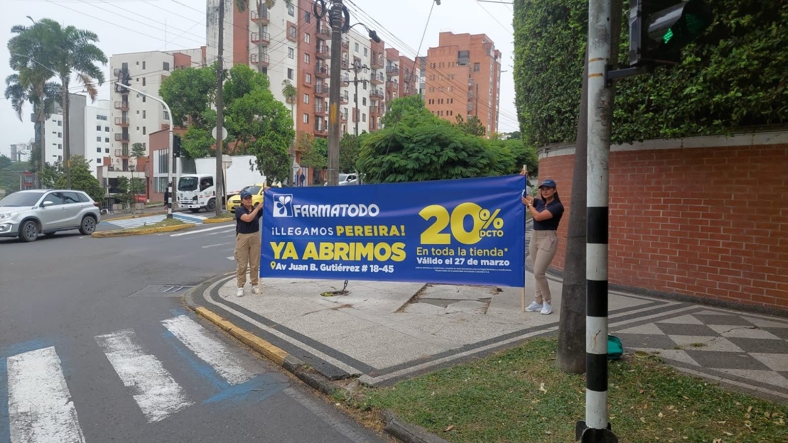 Advertising, Banner, Poster, Sign, Car, Person — Campañas Pereira Manizales Armenia | Focus Modelos ABTL Agencia BTL Eje Cafetero