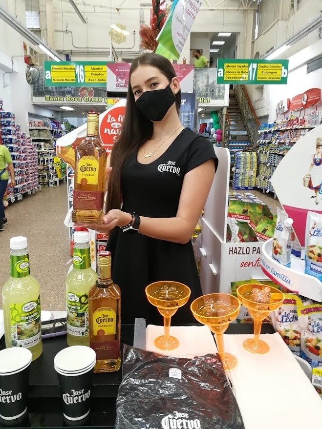 Bottle, Smile, Logo, Retail, Alcoholic drink, Liquor, Person, Top — Campañas Pereira Manizales Armenia | Focus Modelos ABTL Agencia BTL Eje Cafetero