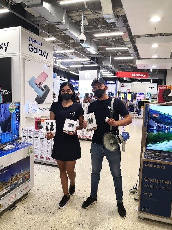 Electronic device, Luggage & bags, Gadget, Logo, Bag, Advertising, Person, Jeans, Top — Campañas Pereira Manizales Armenia | Focus Modelos ABTL Agencia BTL Eje Cafetero