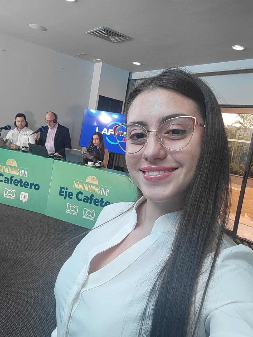 Eyewear, Glasses, Vision Care, Smile, Happiness, Facial expression, Person, Top, Clothing — Campañas Pereira Manizales Armenia | Focus Modelos ABTL Agencia BTL Eje Cafetero
