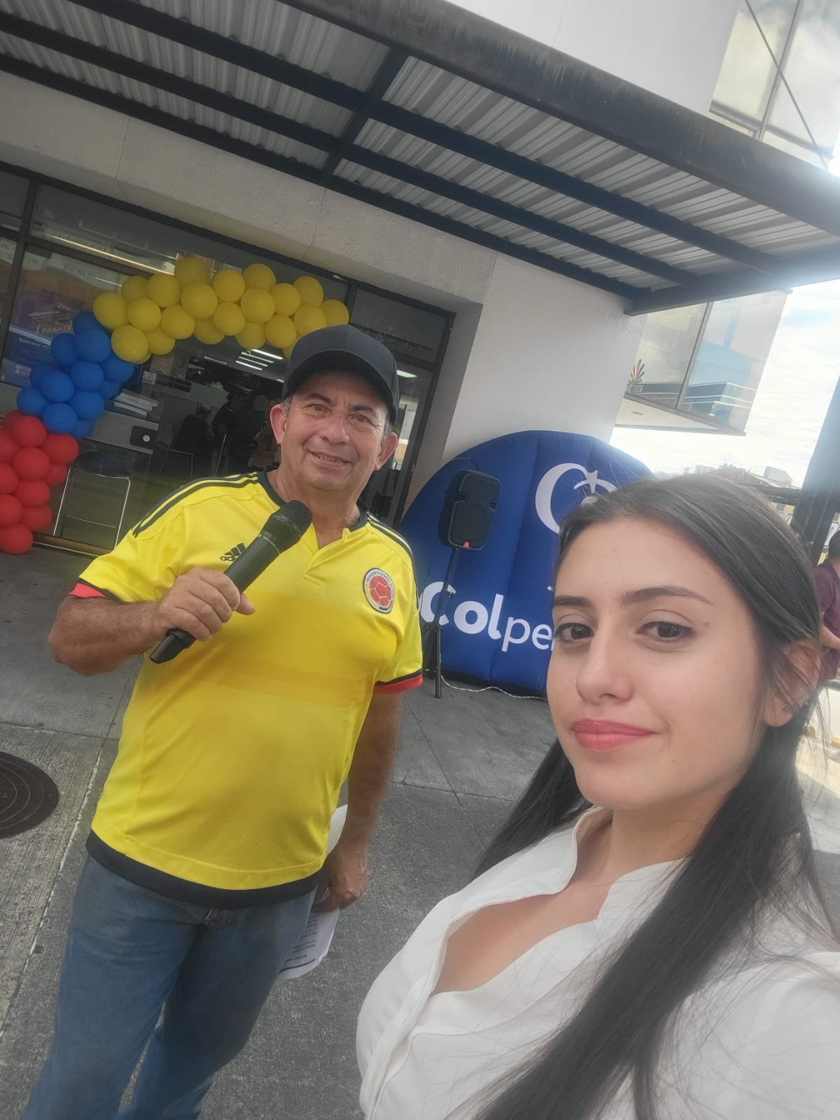 Smile, Logo, Car door, Happiness, Person, Jeans, Top — Campañas Pereira Manizales Armenia | Focus Modelos ABTL Agencia BTL Eje Cafetero