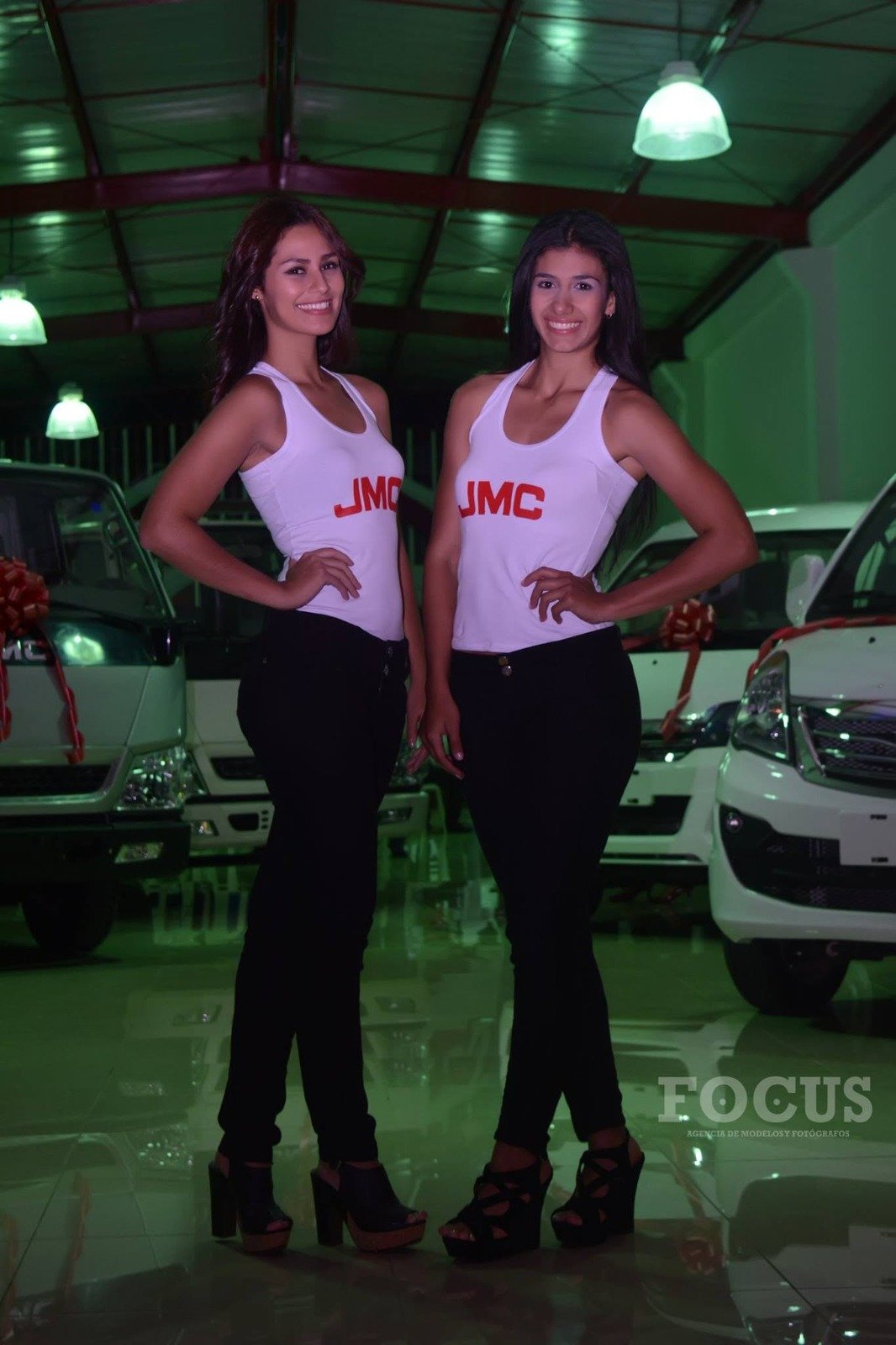 Smile, Waist, Auto show, Logo, Model, Exhibition, Person, Top, Pants — Campañas Pereira Manizales Armenia | Focus Modelos ABTL Agencia BTL Eje Cafetero