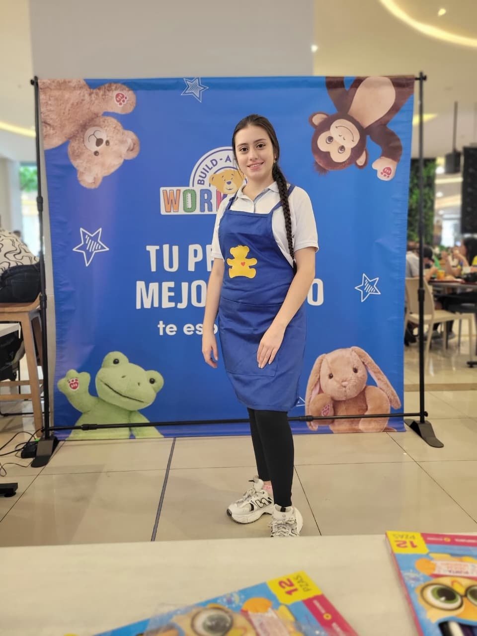 Head, Smile, Happiness, Mascot, Toy, Stuffed toy, Person, Shoe, Overall — Campañas Pereira Manizales Armenia | Focus Modelos ABTL Agencia BTL Eje Cafetero