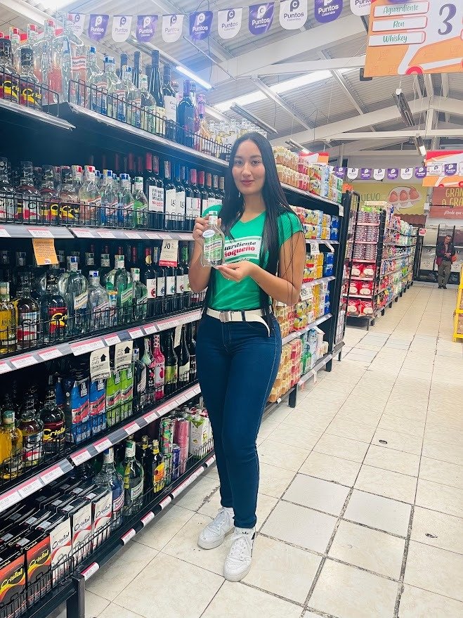 Smile, Retail, Convenience store, Shelf, Supermarket, Grocery store, Pants, Person, Shoe, Top — Campañas Pereira Manizales Armenia | Focus Modelos ABTL Agencia BTL Eje Cafetero