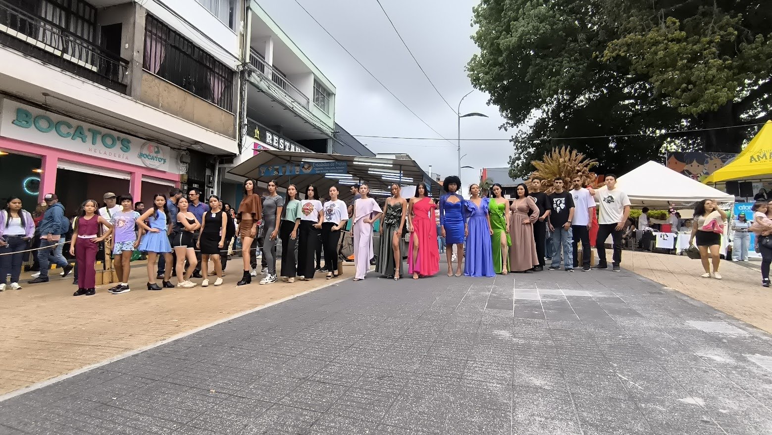 Public space, Pedestrian, Crowd, Leisure, pole, Shade, Person — Pasarelas y castings Pereira Manizales Armenia | Focus Modelos ABTL Agencia BTL Eje Cafetero