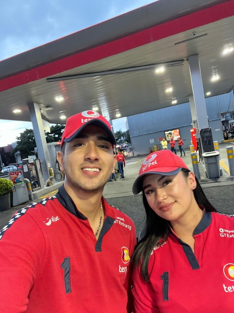 Smile, Facial expression, Happiness, Cap, Baseball cap, Logo, Person, Hat — Campañas Pereira Manizales Armenia | Focus Modelos ABTL Agencia BTL Eje Cafetero