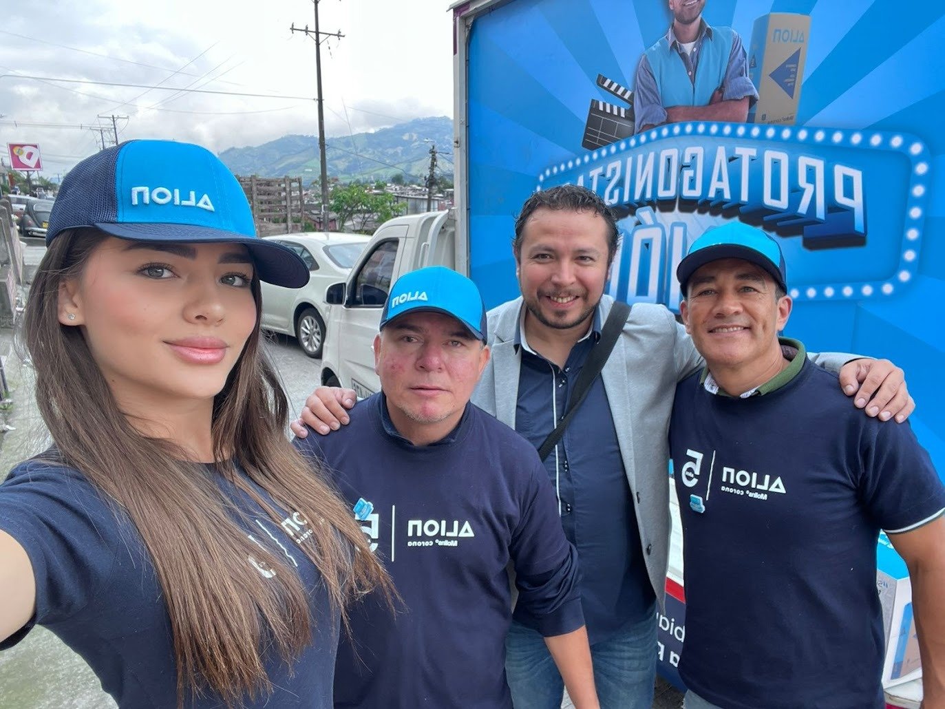 Sleeve, Smile, Logo, Cap, Baseball cap, Active Shirt, Person, Top, Hat — Campañas Pereira Manizales Armenia | Focus Modelos ABTL Agencia BTL Eje Cafetero