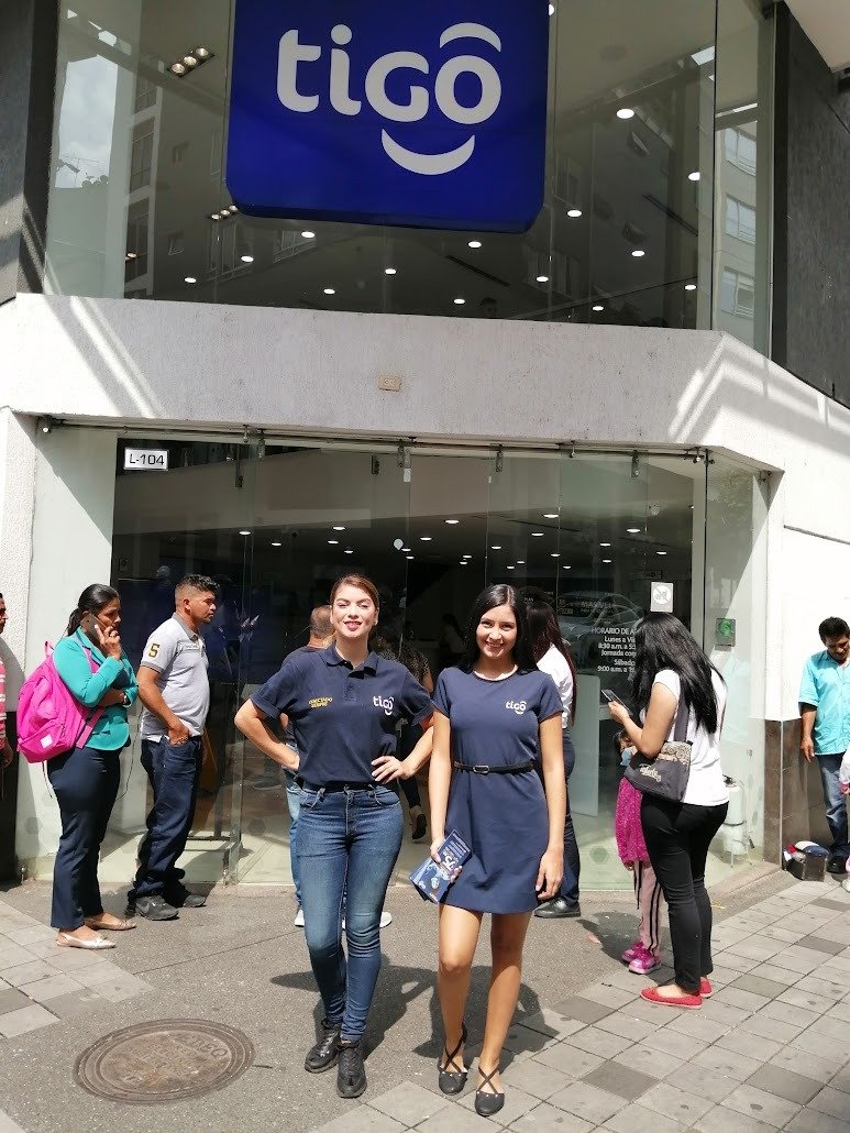 Logo, Luggage & bags, Customer, Bag, Advertising, Retail, Person, Dress, Top, Jeans — Campañas Pereira Manizales Armenia | Focus Modelos ABTL Agencia BTL Eje Cafetero