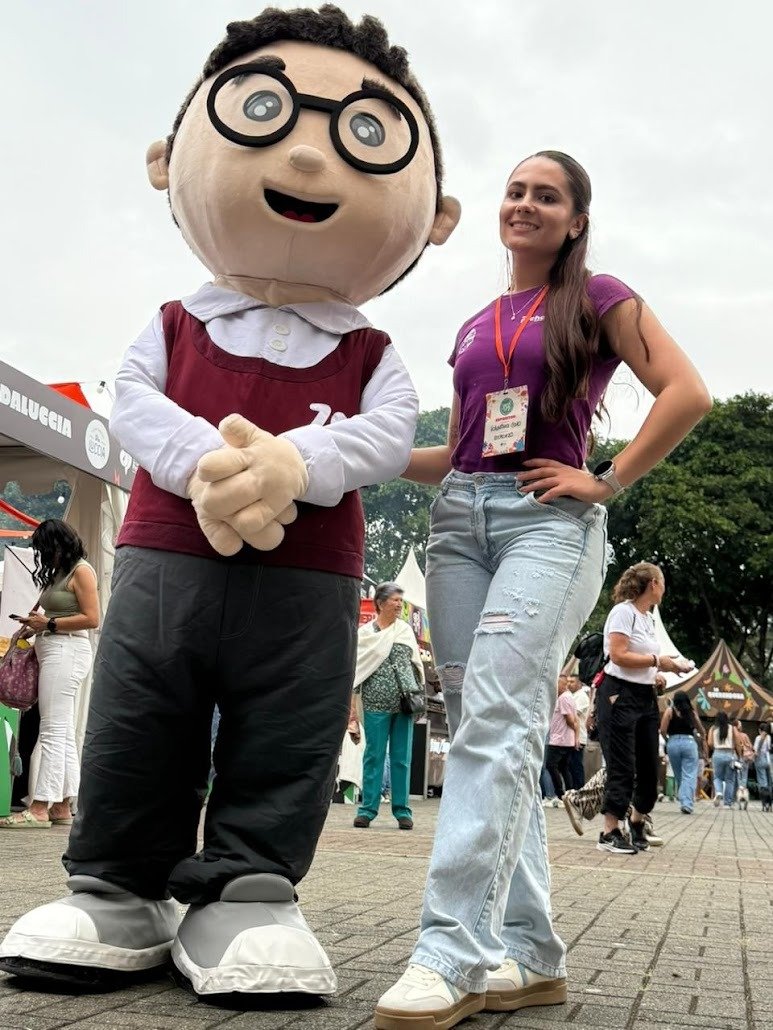 Mascot, Facial expression, Happiness, Smile, Fun, Cartoon, Top, Person — Campañas Pereira Manizales Armenia | Focus Modelos ABTL Agencia BTL Eje Cafetero