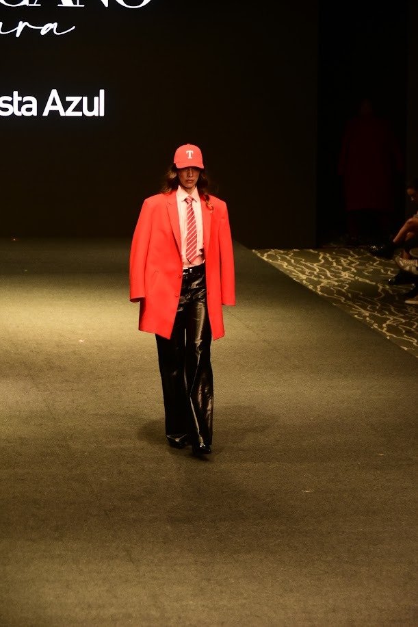 Red, Fashion, Fashion Model, Fashion design, Public event, Performance, Pants, Coat, Person — Pasarelas y castings Pereira Manizales Armenia | Focus Modelos ABTL Agencia BTL Eje Cafetero