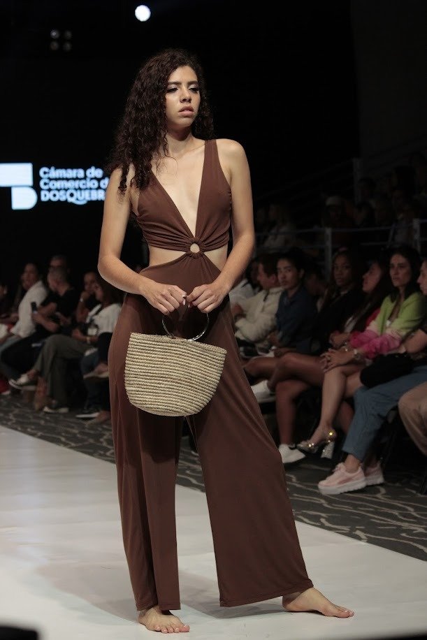 Fashion show, Fashion Model, Fashion, Neck, Event, One-piece garment, Person, Handbag — Pasarelas y castings Pereira Manizales Armenia | Focus Modelos ABTL Agencia BTL Eje Cafetero