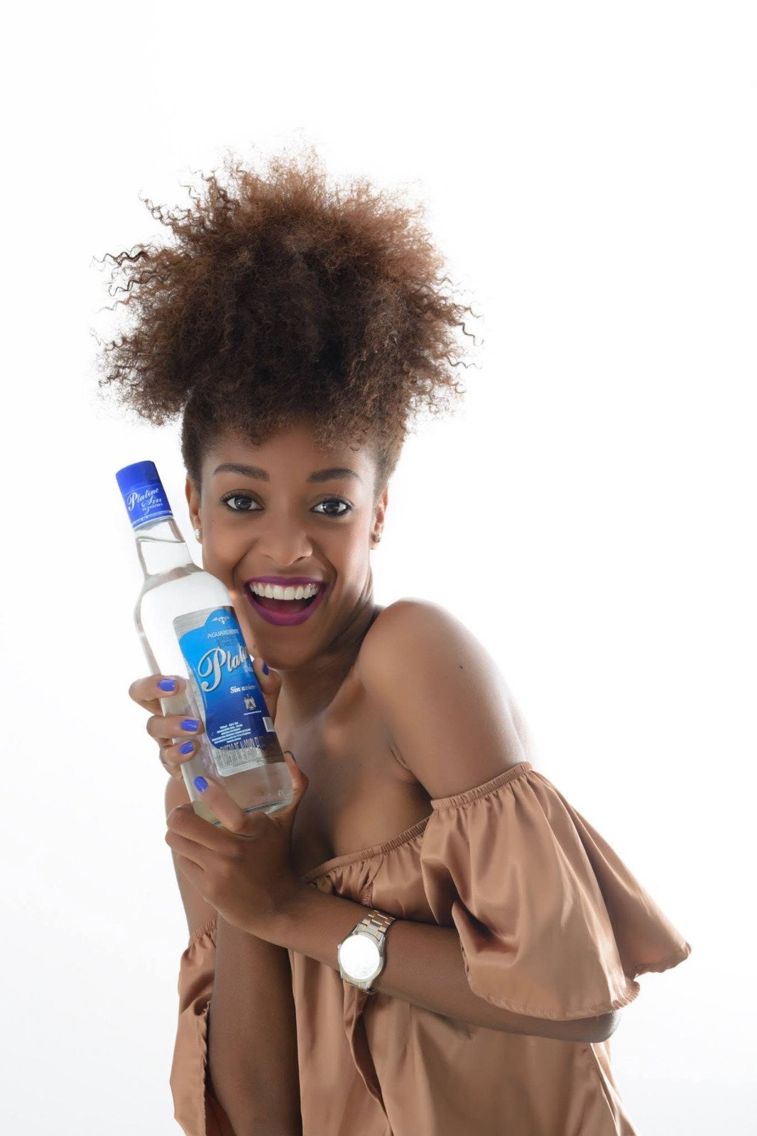 Bottle, Alcoholic drink, Liquor, Liquid, Vodka, Glass bottle, Person, Bottled and jarred packaged goods, Dress — Campañas Pereira Manizales Armenia | Focus Modelos ABTL Agencia BTL Eje Cafetero