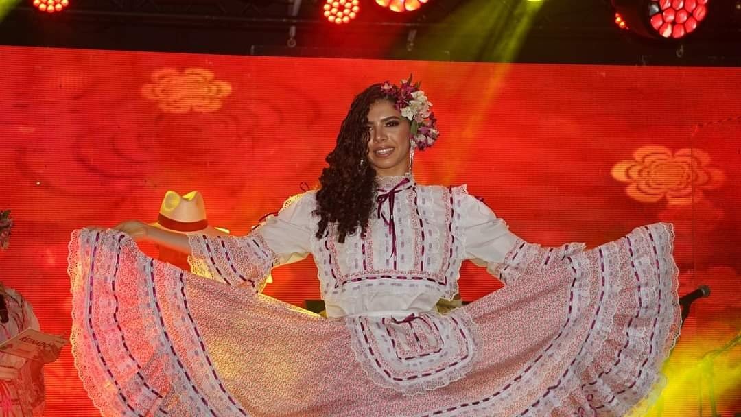Performing Arts, Entertainment, Performance, Eye, Event, Smile, Clothing, Person, Dress — Pasarelas y castings Pereira Manizales Armenia | Focus Modelos ABTL Agencia BTL Eje Cafetero