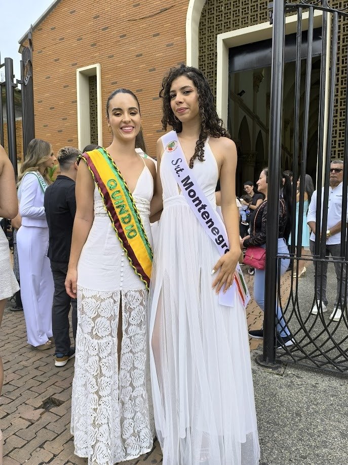 Smile, Facial expression, Happiness, Event, Jewellery, Waist, Person, Dress — Pasarelas y castings Pereira Manizales Armenia | Focus Modelos ABTL Agencia BTL Eje Cafetero
