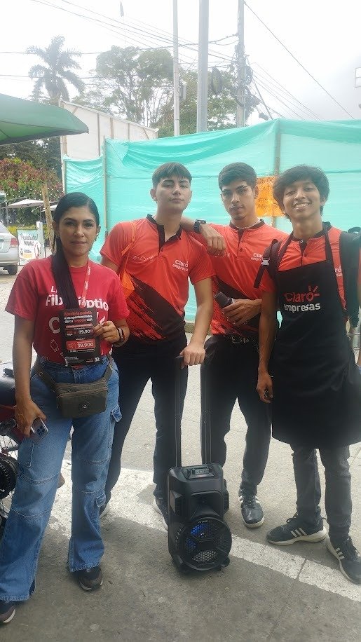Smile, Luggage & bags, Leisure, Fun, Bag, Jeans, Person — Campañas Pereira Manizales Armenia | Focus Modelos ABTL Agencia BTL Eje Cafetero